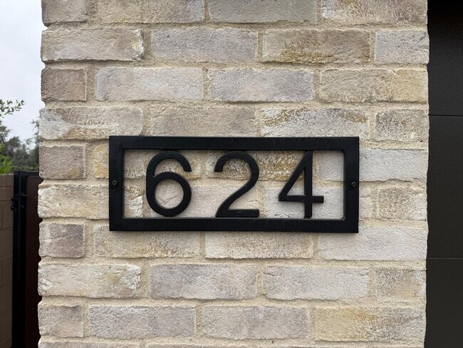 Foto del edificio - 624 N Vine St