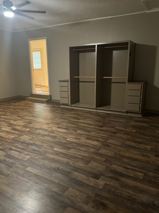 Building Photo - 2213 Robbins Dr