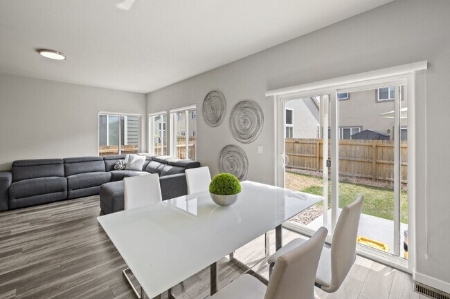 Foto del edificio - Beautiful 2 story home with 3 bedrooms in desirable Lorson Ranch Community.