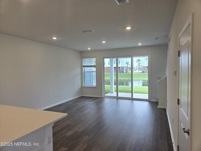 Foto del edificio - 207 Brandon Lks Dr