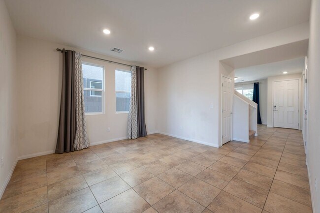 Foto del edificio - 3000 SQUARE FOOT 5 BEDROOM HOME