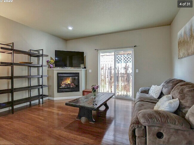 Building Photo - 172 SW 206th Ave