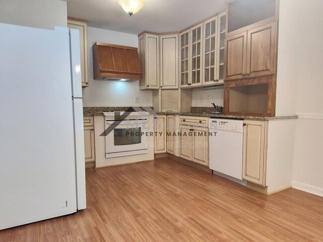 Building Photo - 308 Lakeshore Dr
