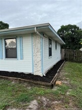 Building Photo - 160 SE Lakehurst Dr