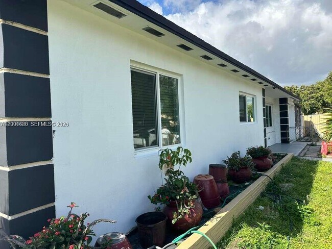 Foto del edificio - 2458 Plunkett St