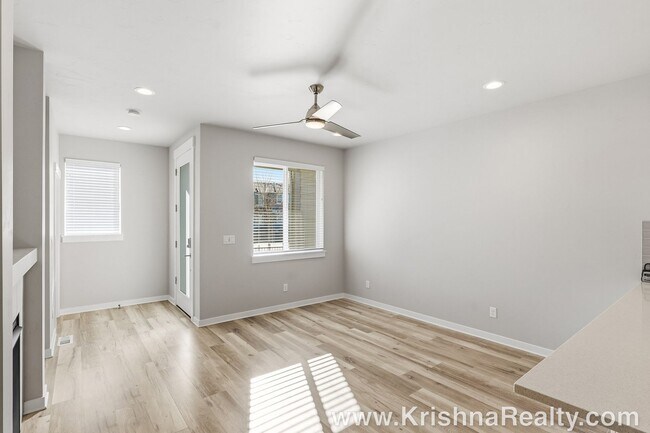 Building Photo - Stunning 3 BD | 2.5 BA Townhome in Rosedale Parks | Pool, Clubhouse & Prime Location