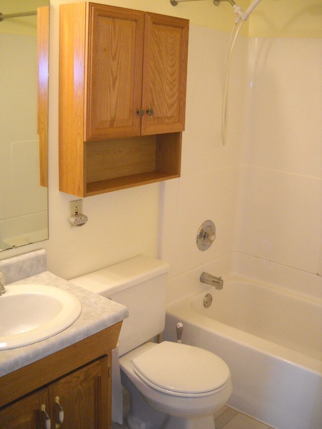 Baño - 361 E Spring St