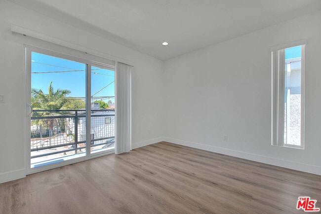 Building Photo - 1015 1/2 N Wilton Pl