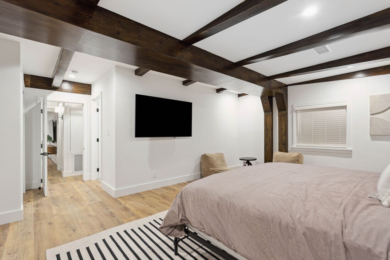 Foto principal - Gorgeous 5 bd/ 2.5 ba Reseda Ranch Home