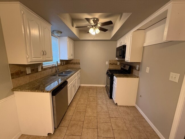 Building Photo - 4 Bedroom, Vinyl Flooring House, Large Yar...