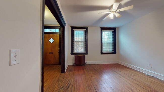 Foto del edificio - 728 Rock Creek Church Rd NW