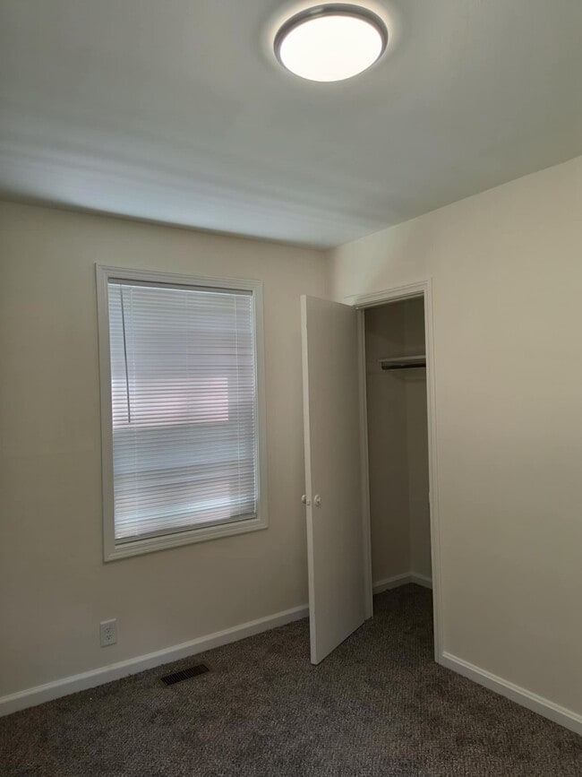 Building Photo - 807 E Happy Hollow Dr