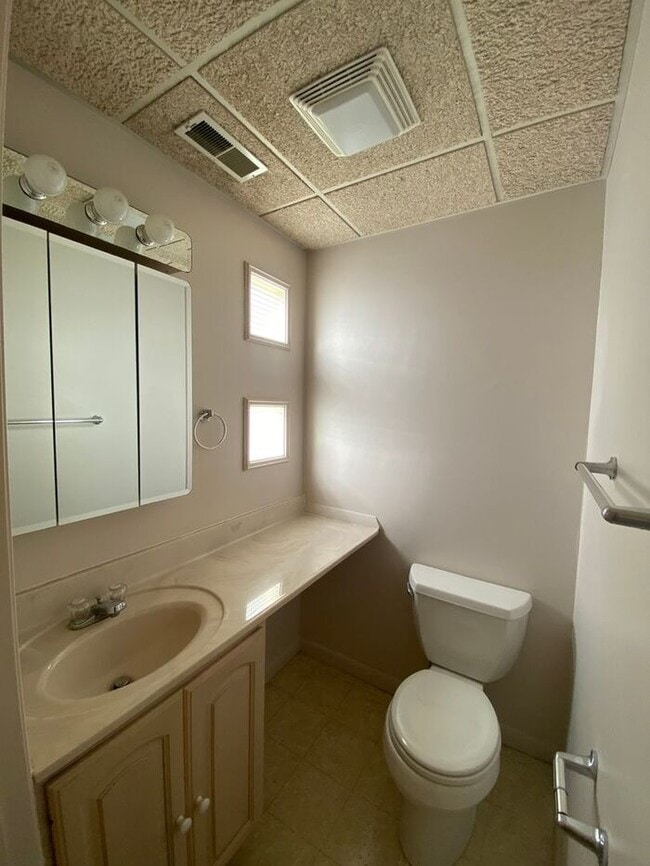 Building Photo - 2 Bedroom Town Home on the South Side - *P...