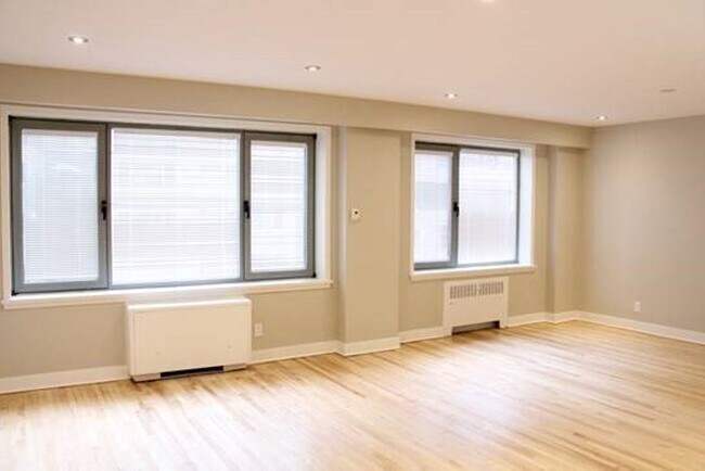 Building Photo - 3495 Rue de la Montagne