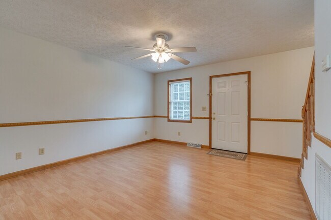 Sala de estar - 118 Lori Ann Dr