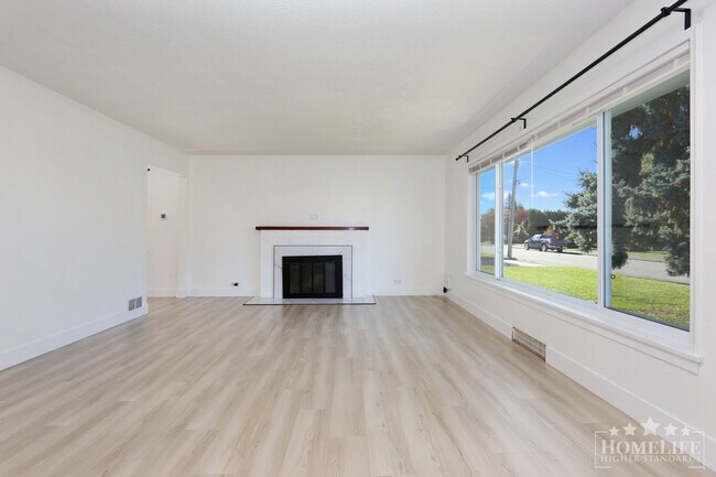 Photo du bâtiment - Charming & Spacious 4-Bedroom Character Ho...