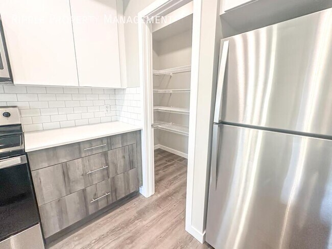Photo du bâtiment - BRAND NEW 2 BEDS/ 2 BATHS CONDO IN THE COM...