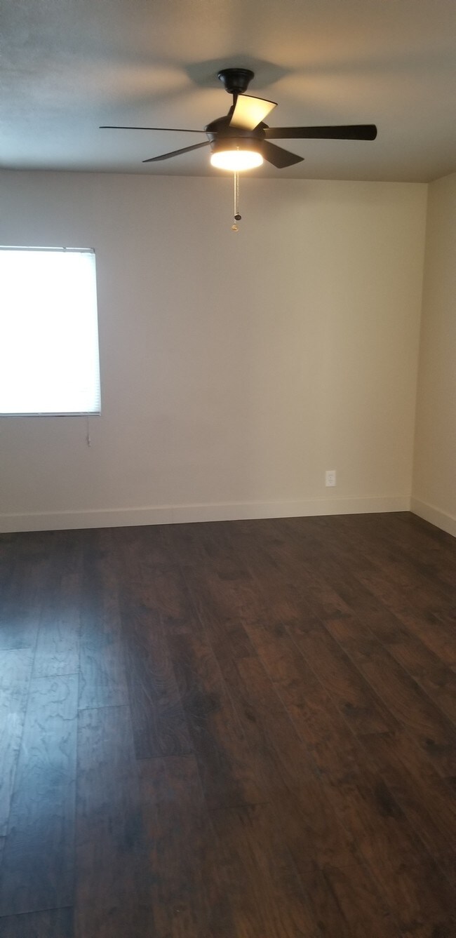 Building Photo - Two Bedroom Apartment near Sunnyslope School
