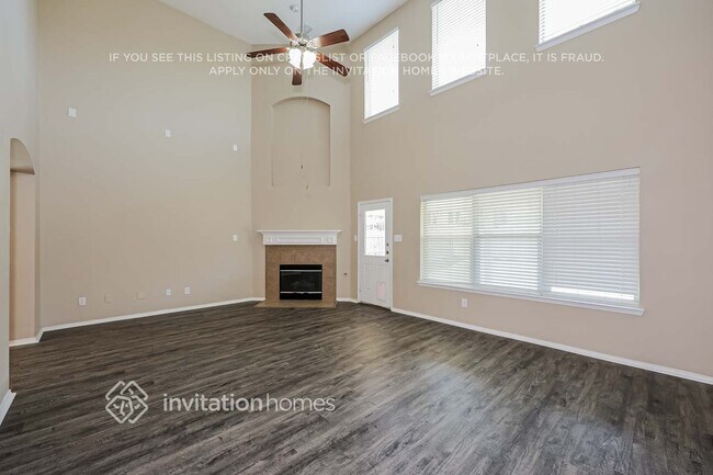 Foto del edificio - 15713 Landing Creek Ln