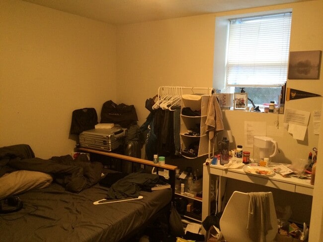 Foto del edificio - Massive 4 Bed • 2 Bath • 1500 sq ft • Heat, Hot Water, Gas INCLUDED • Parking Available • Pet Fri...