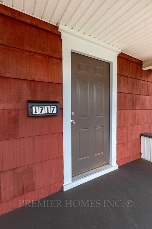 Foto del edificio - 3 Bed Home with Garage, Private Driveway & Yard – $1,495/mo