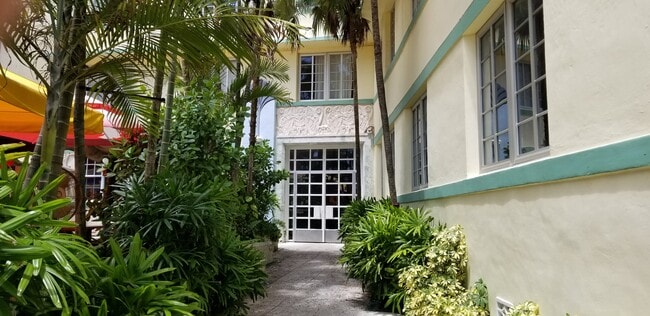 PUERTA DE ENTRADA - 530 Ocean Dr