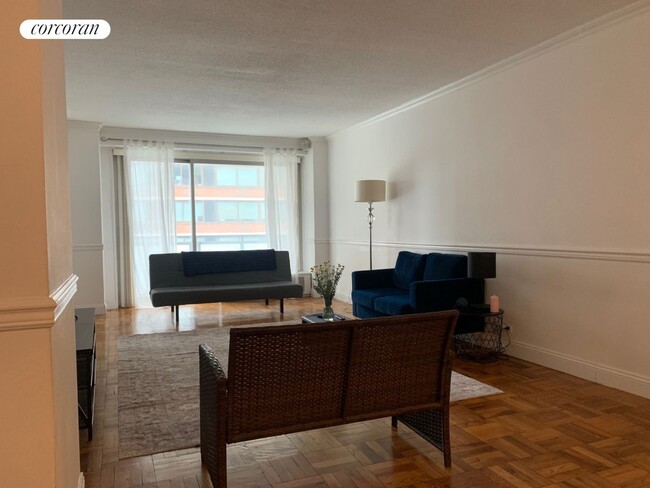 Foto del edificio - 300 E 40th St