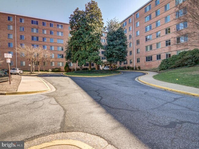 Foto del edificio - 3000 Spout Run Pkwy