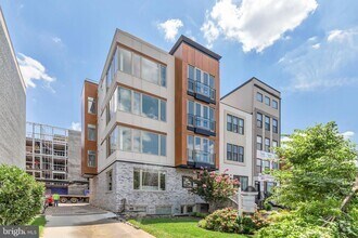 Building Photo - 915 12th St NE