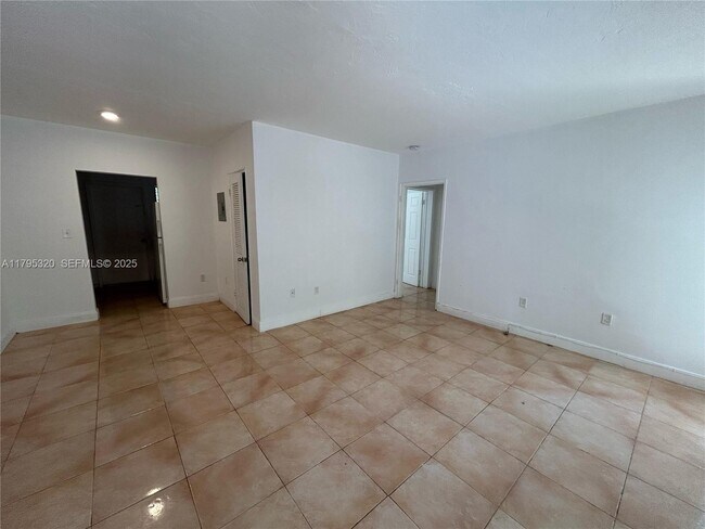 Foto del edificio - 8321 Crespi Blvd