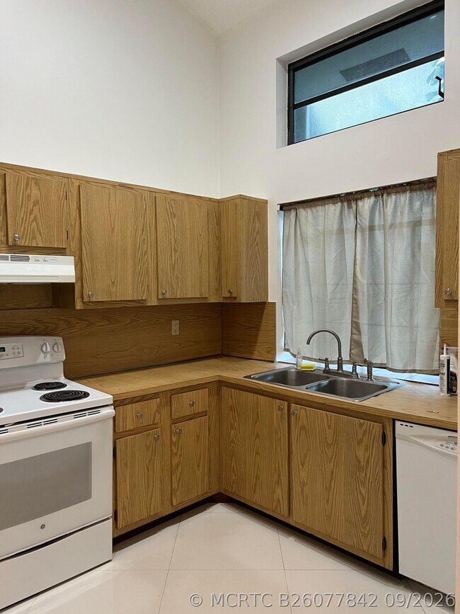 Building Photo - 2800 S Oakland Forest Dr
