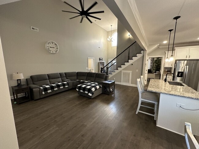 Foto del edificio - 4 Bedroom 3 Bathroom Home with Bonus Room!