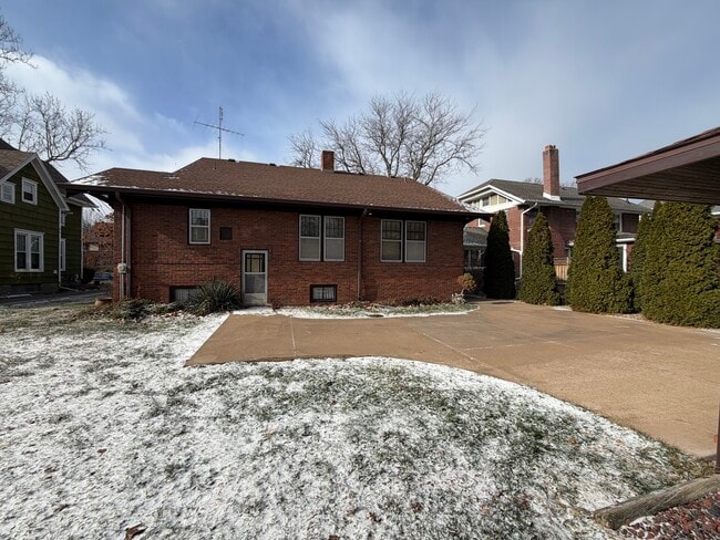 Building Photo - 1155 N Cherry St