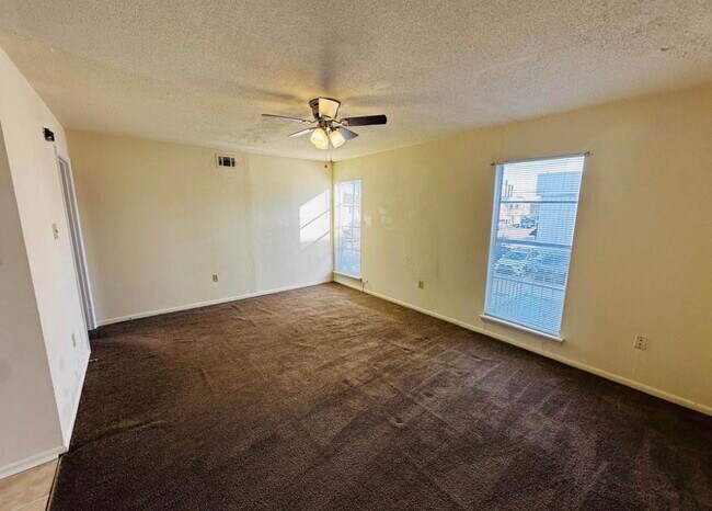 Foto del edificio - 628 Papworth Ave