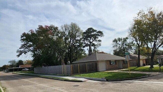 Building Photo - 830 Deerpass Dr
