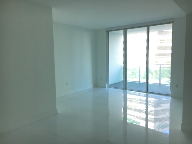 Building Photo - 950 Brickell Bay Dr