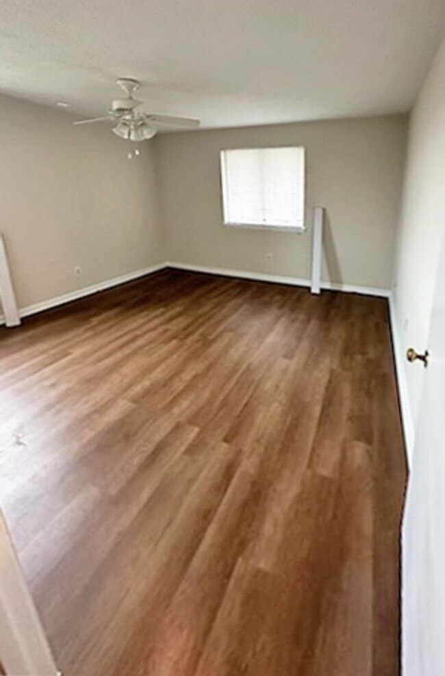 Foto del edificio - Lovely 2 BR Apt in Winchester! Vaulted Cei...