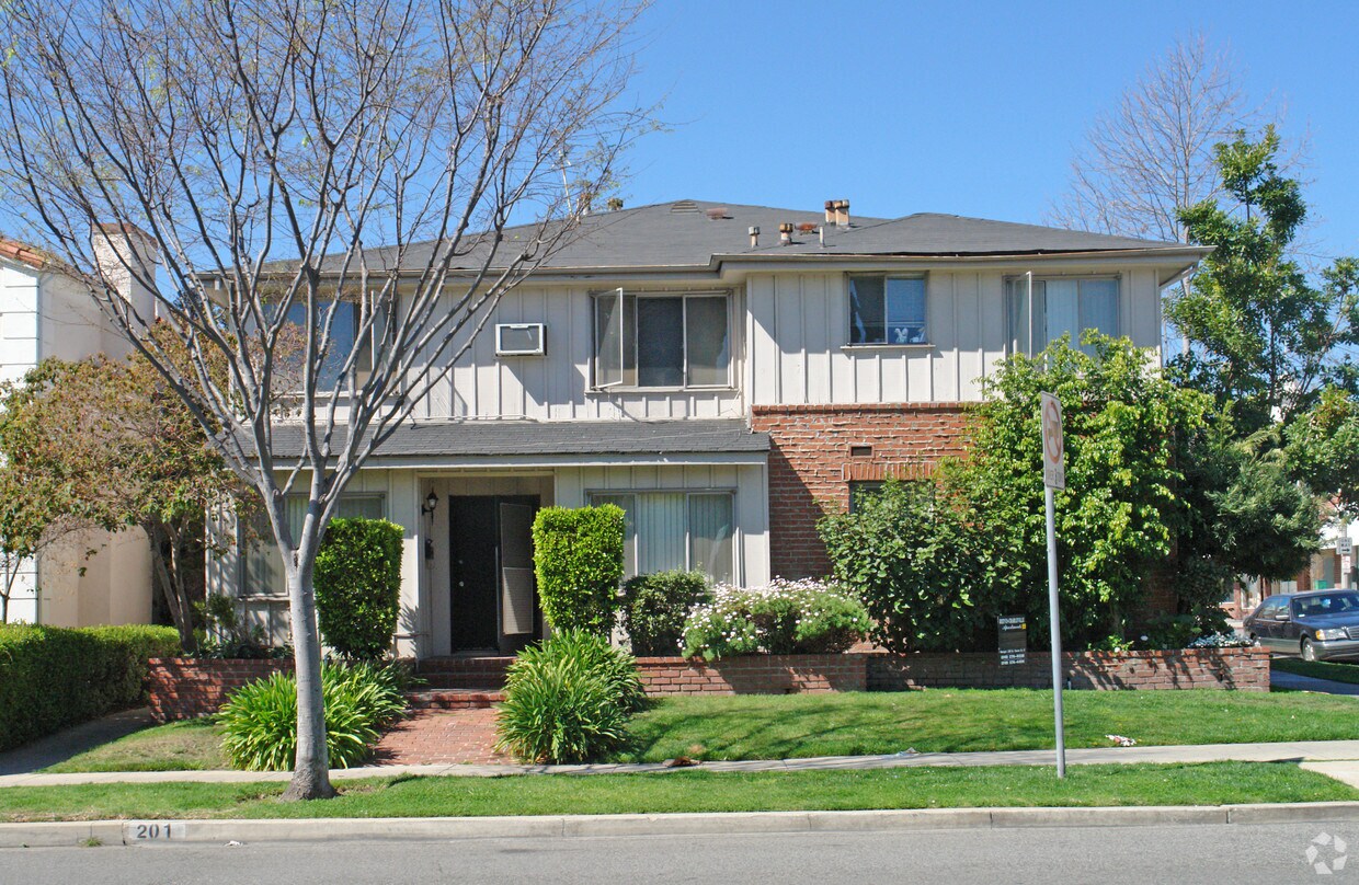 Foto del edificio - 9428-9430 Charleville Blvd