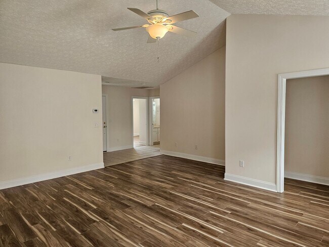 Foto del edificio - Beautiful 3 bedroom, 2 bath duplex with two car garage. - NO PETS
