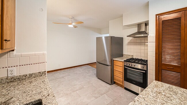 Foto del edificio - 5819 Jamieson Ave