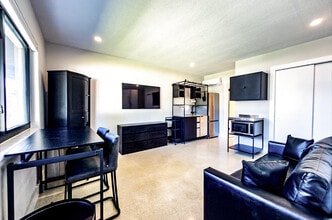 Building Photo - 47 NE 16th Pl