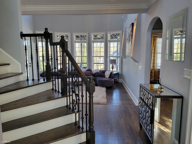 Building Photo - 6 br, 5.5 bath House - 1599 Gaylor Circle ...