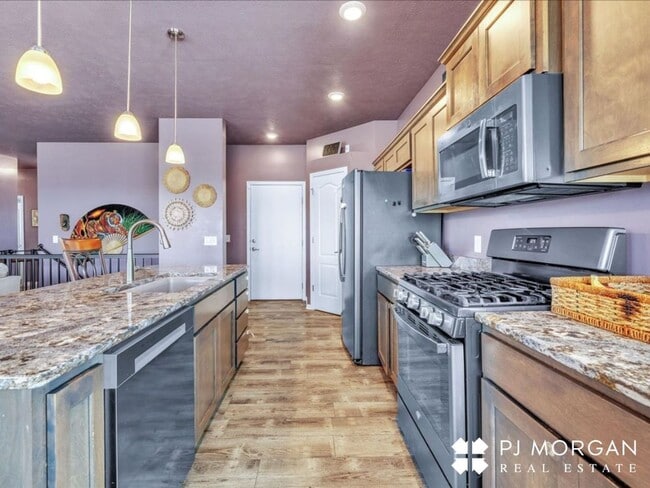 Building Photo - Beautiful 4 Bedroom, 3 Bathroom Home - Ren...