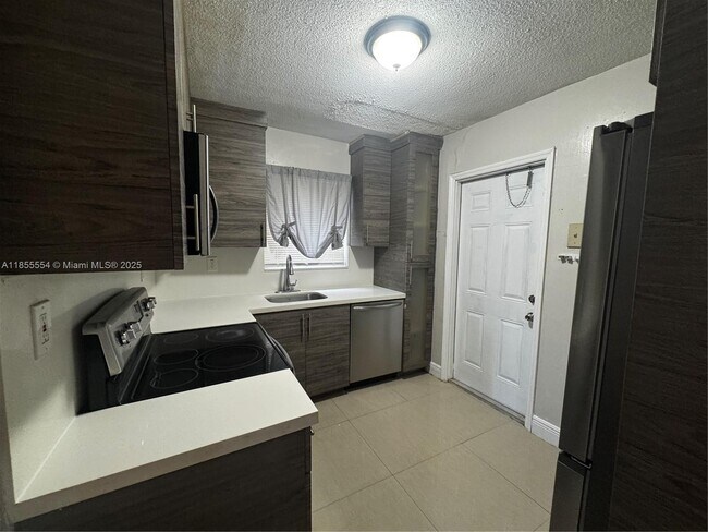 Foto del edificio - 811 NW 6th Ave