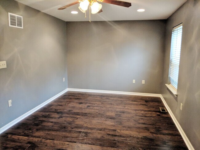 Foto del edificio - Beautiful 3 bedroom 2.5 bathroom END Unit ...
