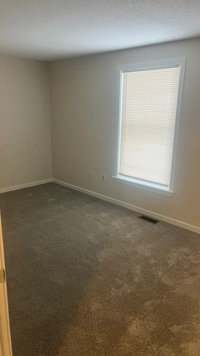 Foto del edificio - 10 Groton Rd