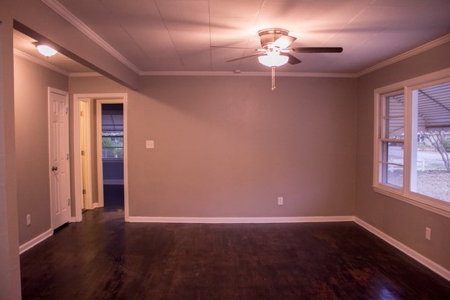 Building Photo - 104 Pinecone Dr