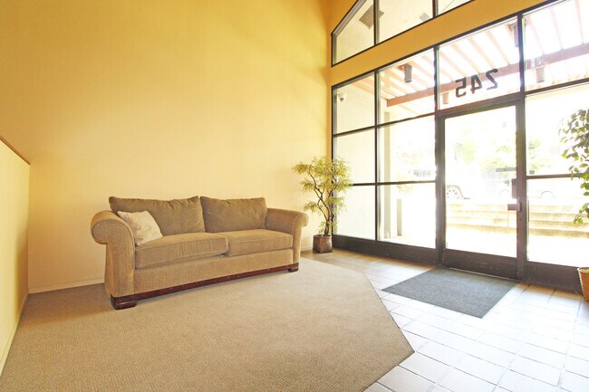 Foto del edificio - Spacious Adam's Point Condo Available NOW!