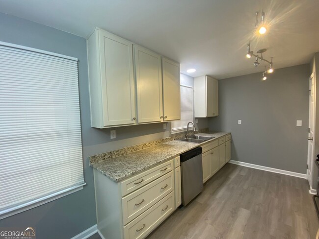 Building Photo - 4610 Cresant Ln