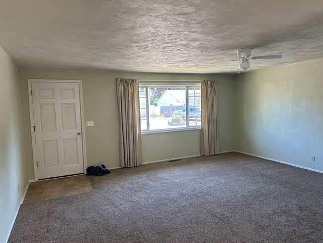 Building Photo - Large 2 bedroom 2 bathroom duplex with gar...
